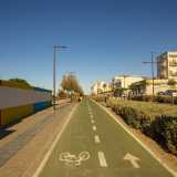 Perch� fino al 2019 ad affollare la strada costiera non c�erano corridori e mezzi su due ruote, ma esclusivamente automobili. Ora invece l�accesso alle macchine � consentito solo ai residenti che si avvalgono di un piccolo vialetto di sanpietrini con un unico senso di marcia